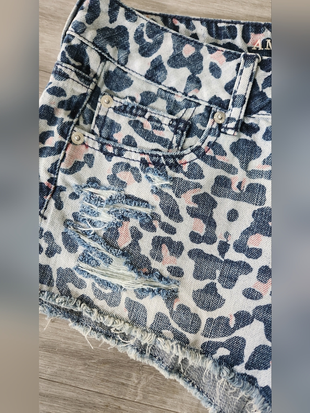 American Eagle Shortie  distressed Denim Blue Cheetah Womens 6 NWT Low Rise - Picture 3 of 10